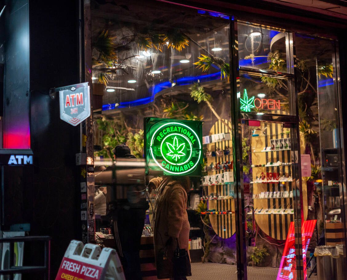 Außenwerbung eines Cannabis-Shops in New York.  / © Imago/Levine-Roberts