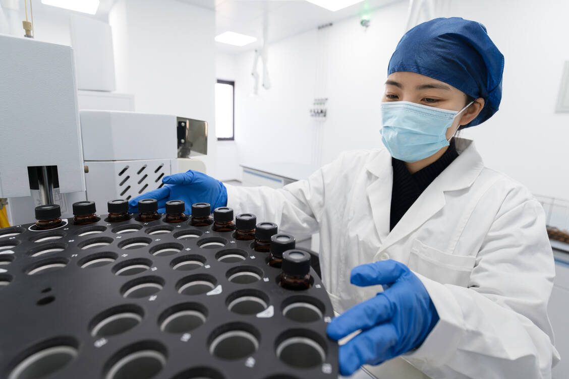 War China früher vor allem für billige Wirkstoff- und Generika-Herstellung bekannt, haben chinesische Pharmafirmen mittlerweile die meisten Innovationen in ihren Pipelines, auch bei Biologika. / © Getty Images/Lu ShaoJi