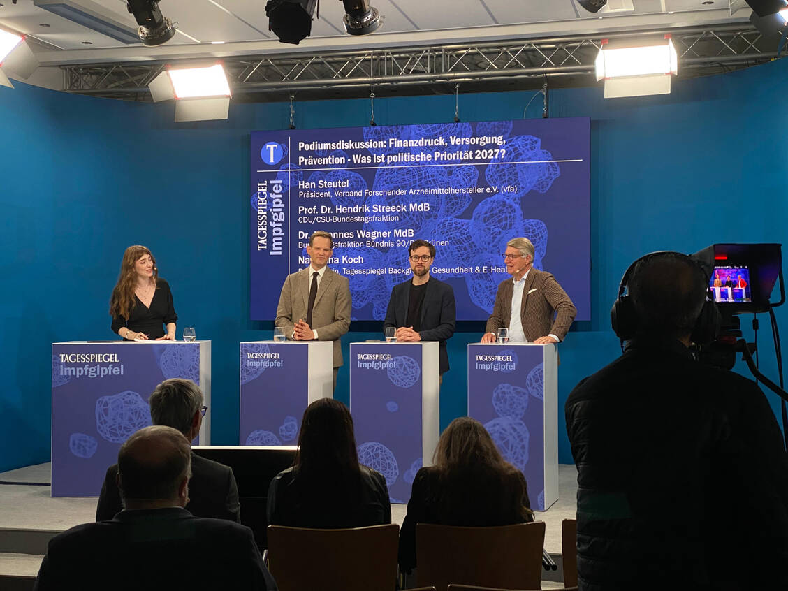 (v.l.n.r.) Natascha Koch (Moderatorin), Hendrik Streeck (CDU), Johannes Wagner (Bündnis 90/ die Grünen) und  Han Steutel (vfa).  / © PZ/ Alexandra Amanatidou