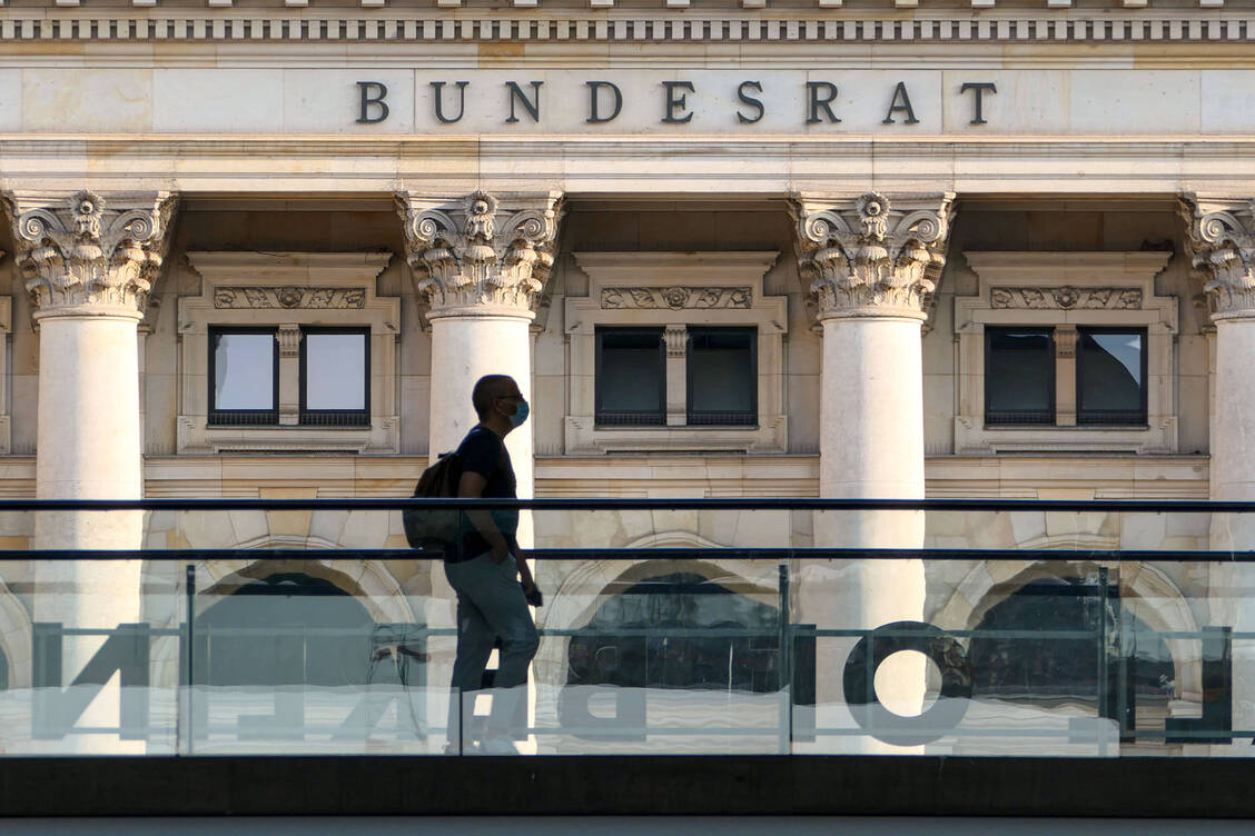 Nach dem Bundestag hat heute auch der Bundesrat dem so genannten Pflegebonusgesetz und damit auch den Grippeimpfungen in Apotheken zugestimmt.  / Foto: Imago Images/Stefan Zeitz