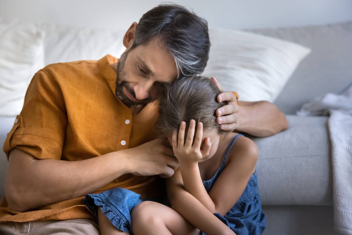 Die Diagnose einer Leukämie ist ein Schock für die ganze Familie. Auch die gesunden Geschwisterkinder leiden. / © Shutterstock/fizkes