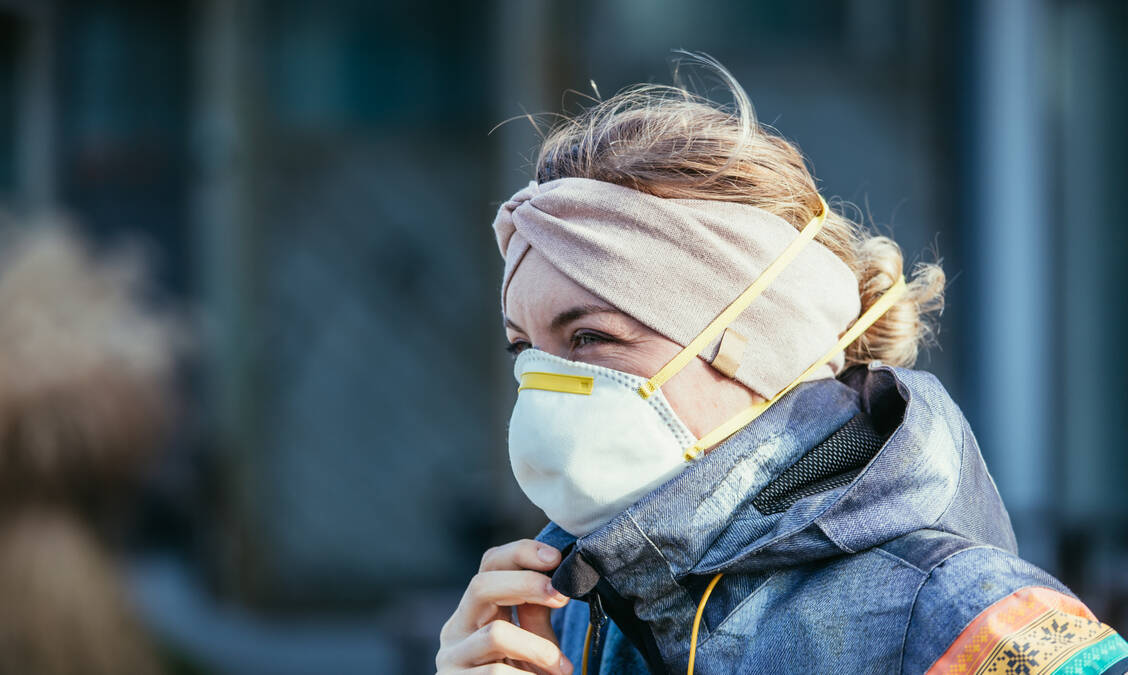 Mütze, Schal – und Maske. Darauf sollte man im ersten Covid-19-Winter achten. / Foto: Getty Images/Patrick Daxenbichler