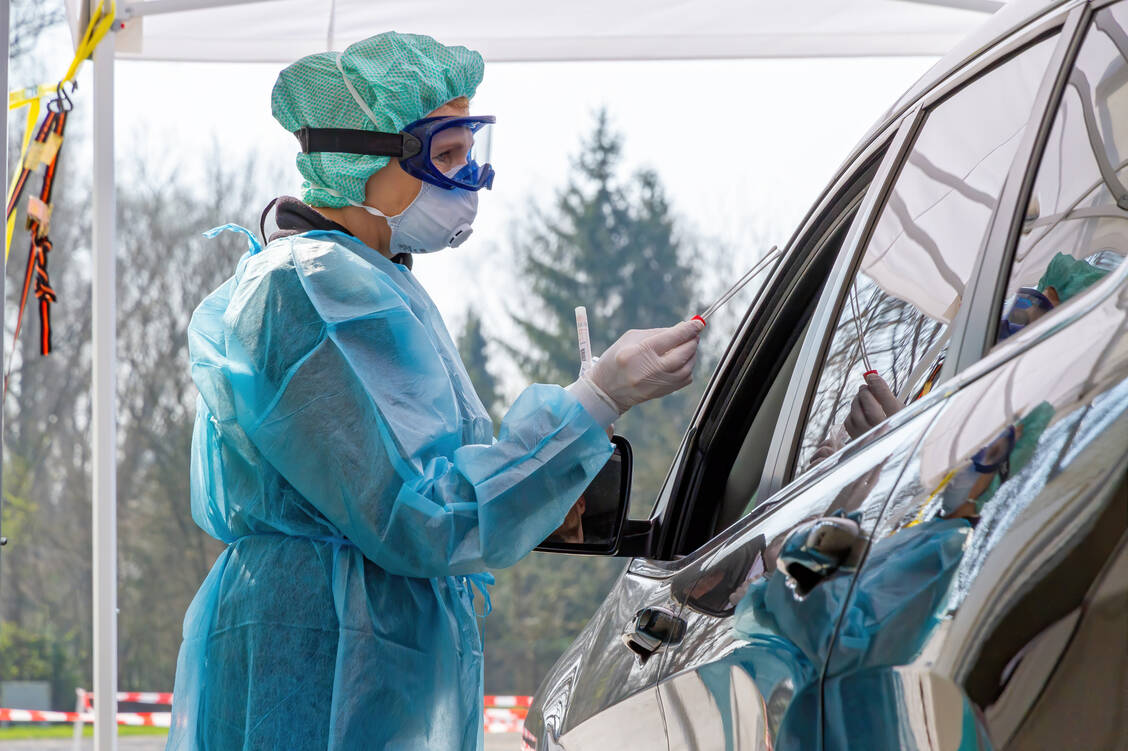 Eine Drive-in-Teststation in Baden-Württemberg: Mehr als 20.000 Meldungen von positiven SARS-CoV-2-Tests erhielt das RKI gestern.  / Foto: Adobe Stock/Jürgen Fälchle