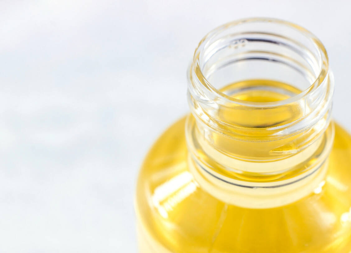 Ethacridinlactat wirkt antiseptisch und antibakteriell. Die Lösung färbt Haut und Gegenstände gelb. / © Getty Images/Ildar Imashev