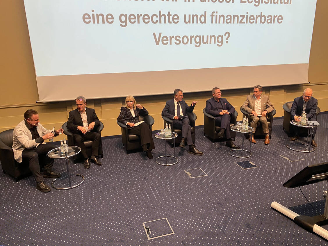 (v.l.n.r.) Francesco De Meo (MED:ON MVZ), Michael Hennrich (Pharma Deutschland), Karin Maag (G-BA), Achim Jockwig (Klinikum Nürnberg), Tino Sorge (BMG), Oliver Blatt (GKV) und Boris Augurzky (Wirtschaftswissenschaftler). / © PZ/ Alexandra Amanatidou