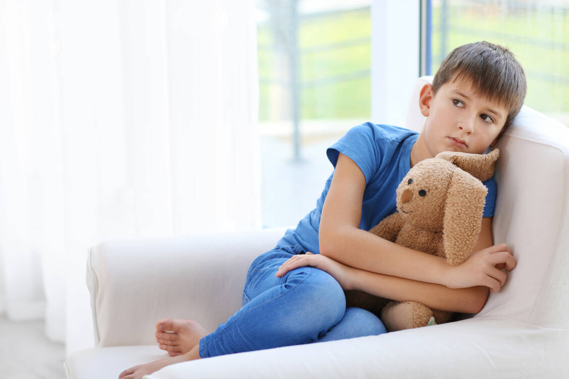 Depression kann in jedem Lebensalter auftreten. Auch bei Kindern sind Interesselosigkeit und gedrückte Stimmung mögliche erste Anzeichen. / Foto: Adobe Stock/Africa Studio