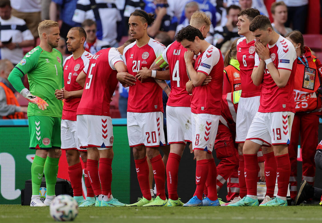 Der Herzstillstand des dänischen Fußballers Christian Eriksen beim Spiel seines Teams gegen Finnland schockierte die Mannschaft und das Publikum gleichermaßen. Durch rasche Wiederbelebung konnte Eriksen gerettet werden. / Foto: Getty Images/Friedemann Vogel - Pool