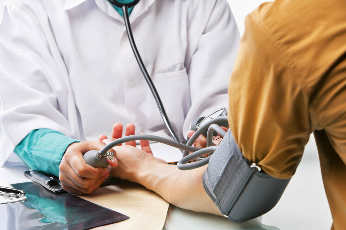 Maskierte Hypertonie ist das Gegenteil des Weißkittel-Effekts: Die Patienten haben bei der Messung in der Arztpraxis normale Werte, ansonsten aber erhöhte. / Foto: Fotolia/Arto