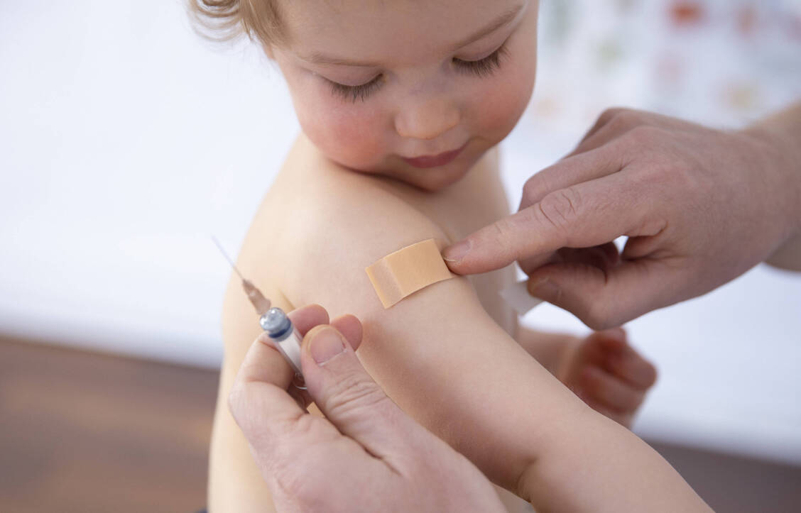 Bei Lieferengpässen geraten Kinder in Gefahr, weil wichtige Schutzimpfungen fehlen. In Zukunft sollen Ärzte einfacher auf alternative Impfstoffe ausweichen können.  / Foto: Imago Images/photothek