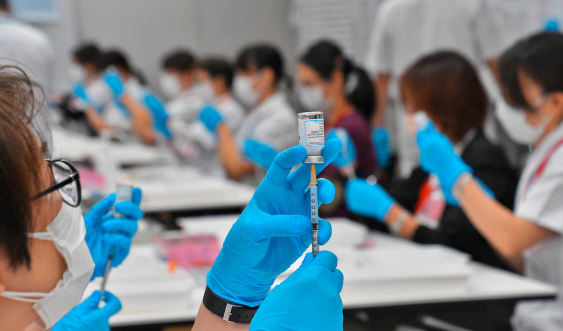 Mitarbeitern mehrerer Impfzentren in Japan waren Verunreinigungen bei drei Chargen von Modernas Covid-19-Impfstoff Spikevax aufgefallen (Symbolbild). / Foto: Imago Images/UPI Photo
