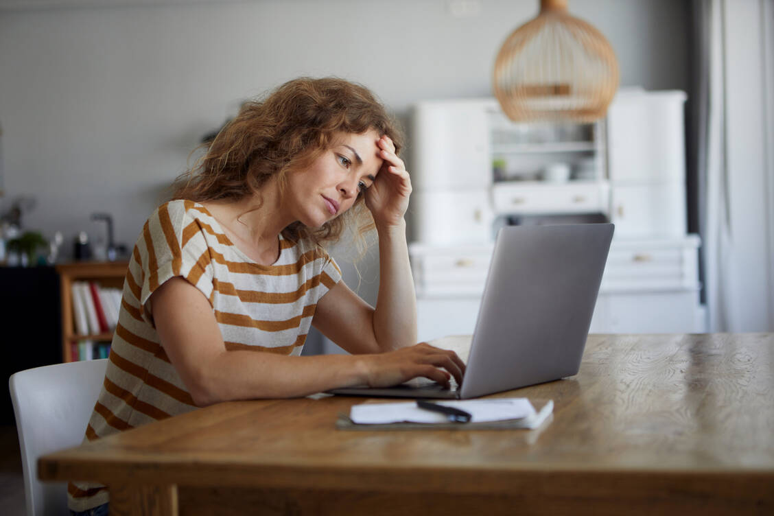 Frauen haben häufiger Migräne, was mitunter an der Doppel- bis Dreifachbelastung von Berufstätigkeit und Betreuung von Kindern und/oder Eltern liegen könnte. / Foto: Getty Images/Westend61
