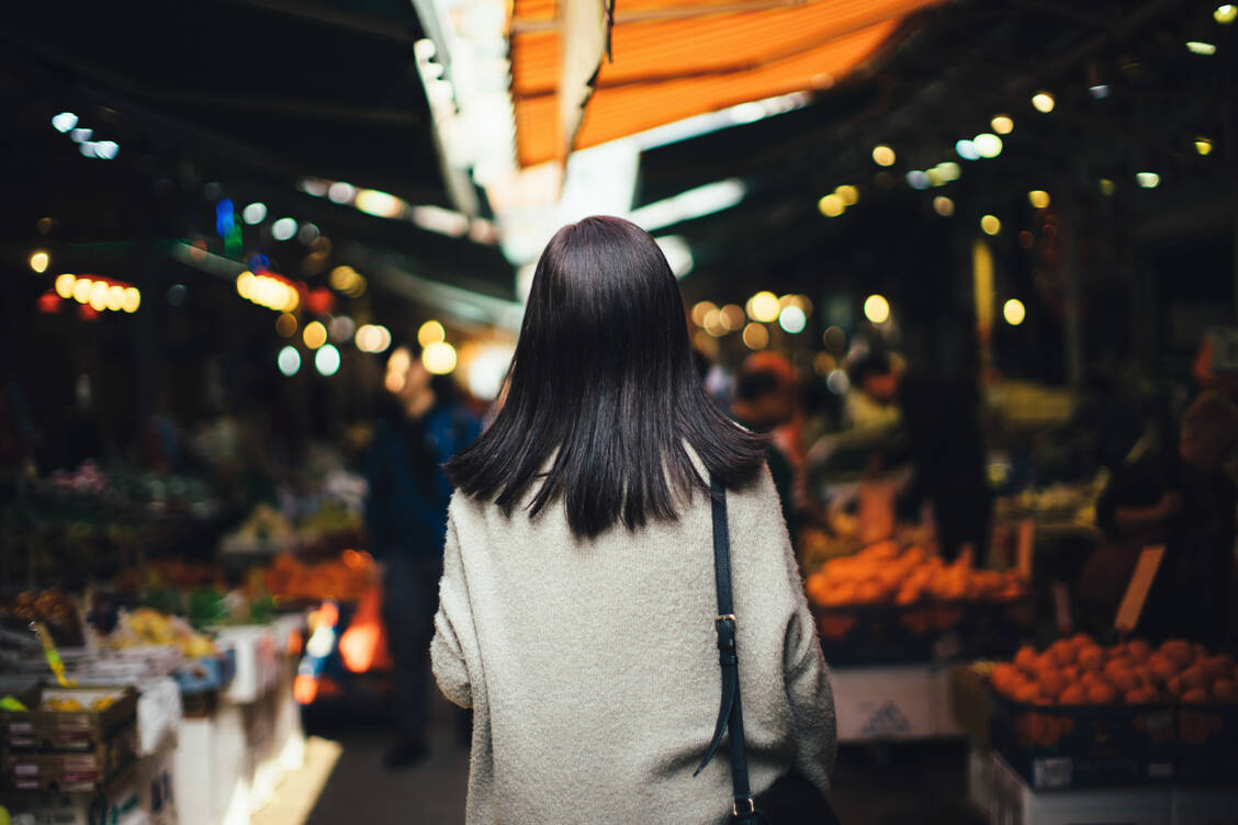 Ein Markt in der chinesischen Stadt gilt als Ursprungsort von SARS-CoV-2. Neue Studien untermauern diese Hypothese. / Foto: Getty Images/d3sign