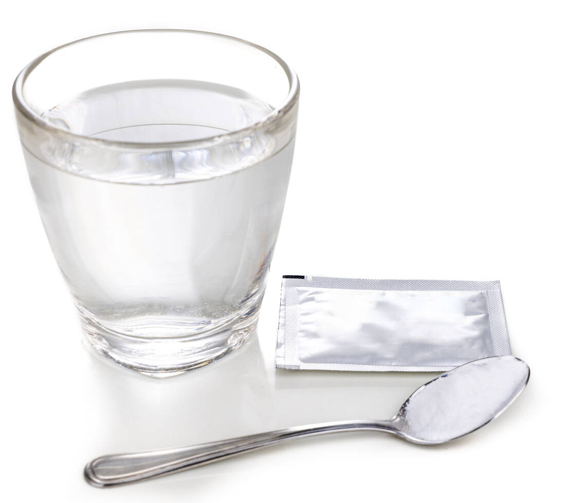 Erste typische Therapiemaßnahme ist die ausreichende orale Rehydratation in Anlehnung an die Standardrezeptur der Weltgesundheits­organisation. / Foto: Adobe Stock/ThamKC
