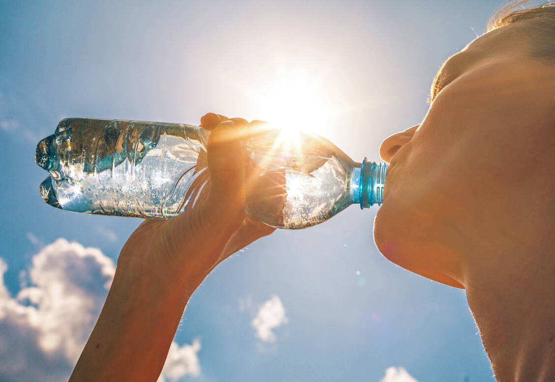 Bei körperlicher Bewegung und warmen Außentemperaturen ist der Wasserumsatz erhöht. / Foto: Adobe Stock/kieferpix