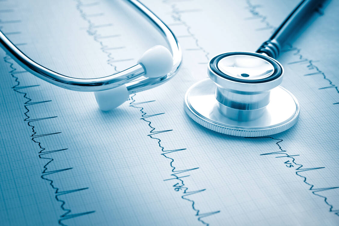 Ein Herzinfarkt lässt sich nicht immer klar im EKG erkennen; auf aussagekräftige Troponin-Werte musste bislang zum Teil Stunden gewartet werden. Ein neuer Algorithmus soll die sichere Diagnose schon nach einer Stunde ermöglichen. / Foto: iSTock/513427824