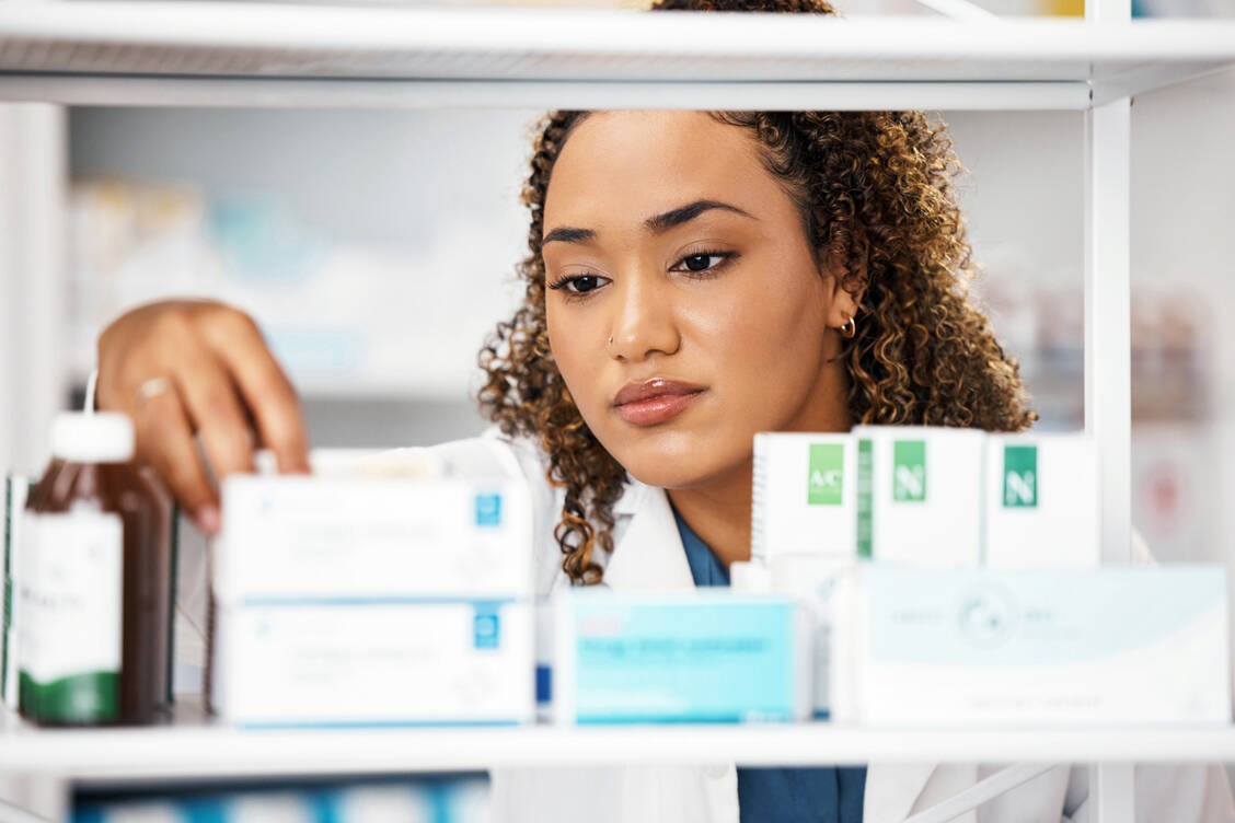 Wie gut Arzneimittel in einem Land verfügbar sind, hängt unter anderem von der Zahl und der Rolle der Apotheken ab. / Foto: Adobe Stock/Rene La/peopleimages.com