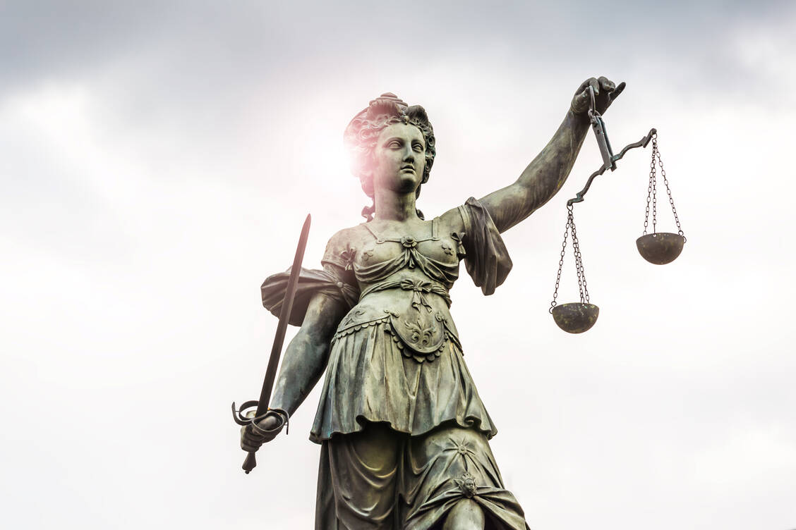 Der zuständige Richter verurteilte den Pharmakonzern Johnson & Johnson zu einer Geldstrafe von umgerechnet rund 515 Millionen Euro. / Foto: iStock/querbeet