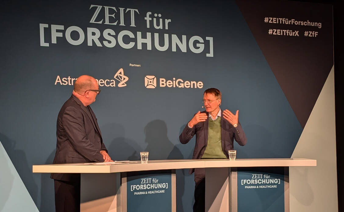 Gesundheitsminister Karl Lauterbach (rechts) sprach mit Andreas Sentker von der »Zeit«.  / Foto: PZ/Lukas Brockfeld