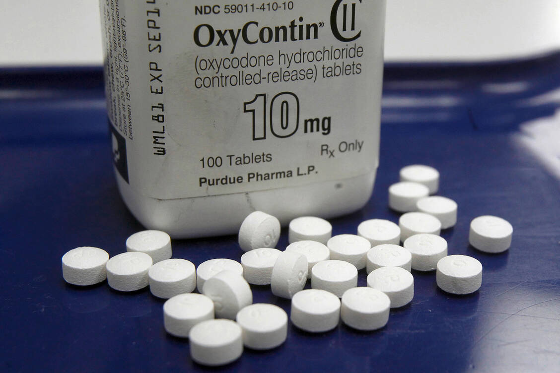 Dem Unternehmen Purdue wird vorgeworfen, mit seinem Schmerzmittel Oxycontin ein Wegbereiter der Opioid-Epidemie und Drogenkrise in den USA gewesen zu sein. / Foto: picture alliance/AP Photo