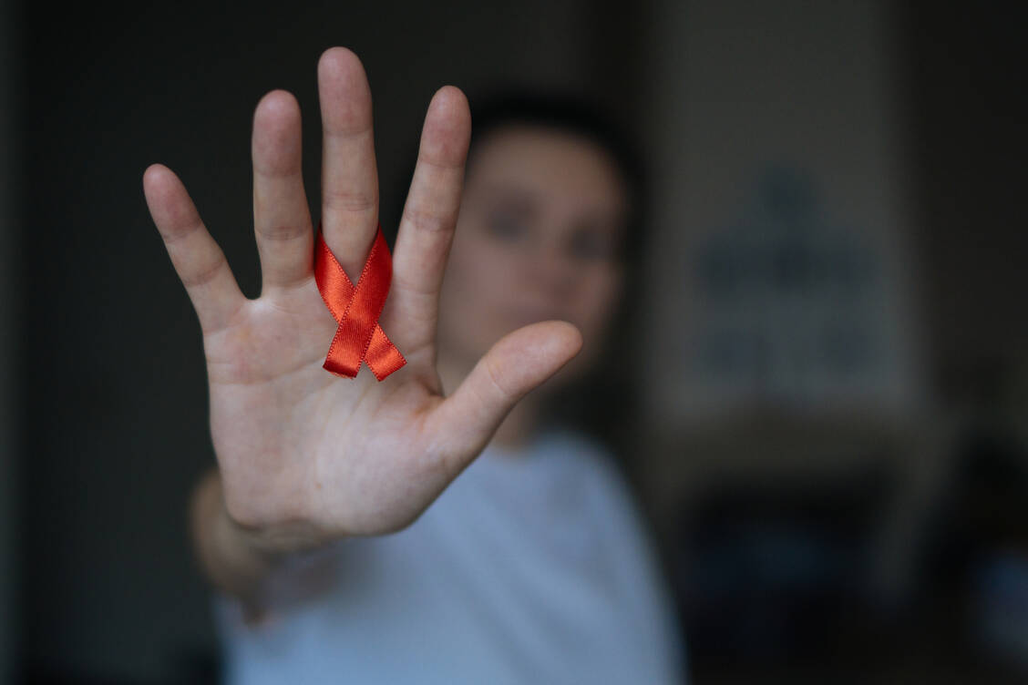 Genau 3321 HIV-Neudiagnosen wurden 2023 gemeldet, darunter auch viele bei Geflüchteten aus der Ukraine, die mitunter vorher schon eine Diagnose dort bekommen hatten. / © Getty Images/Burak Karademir