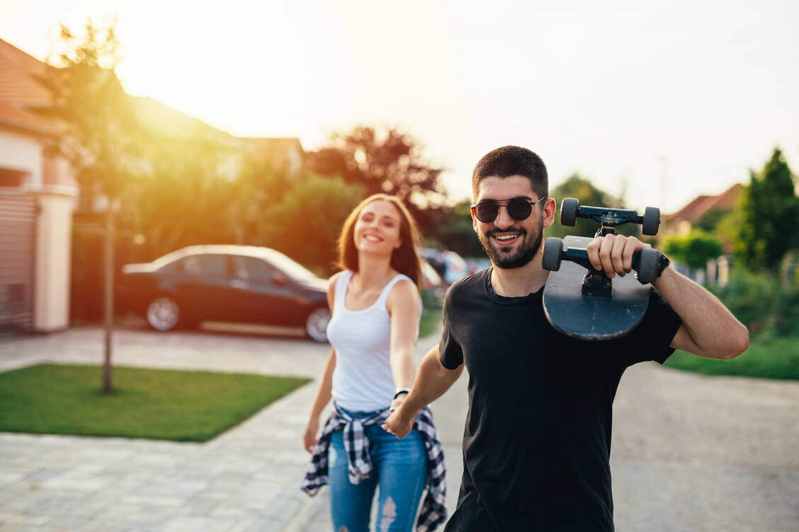 Komm raus, eine Runde bewegen: Männliche Jugendliche sind den Mädchen da im Durchschnitt ein Stück weit voraus. / Foto: Adobe Stock/cherryandbees