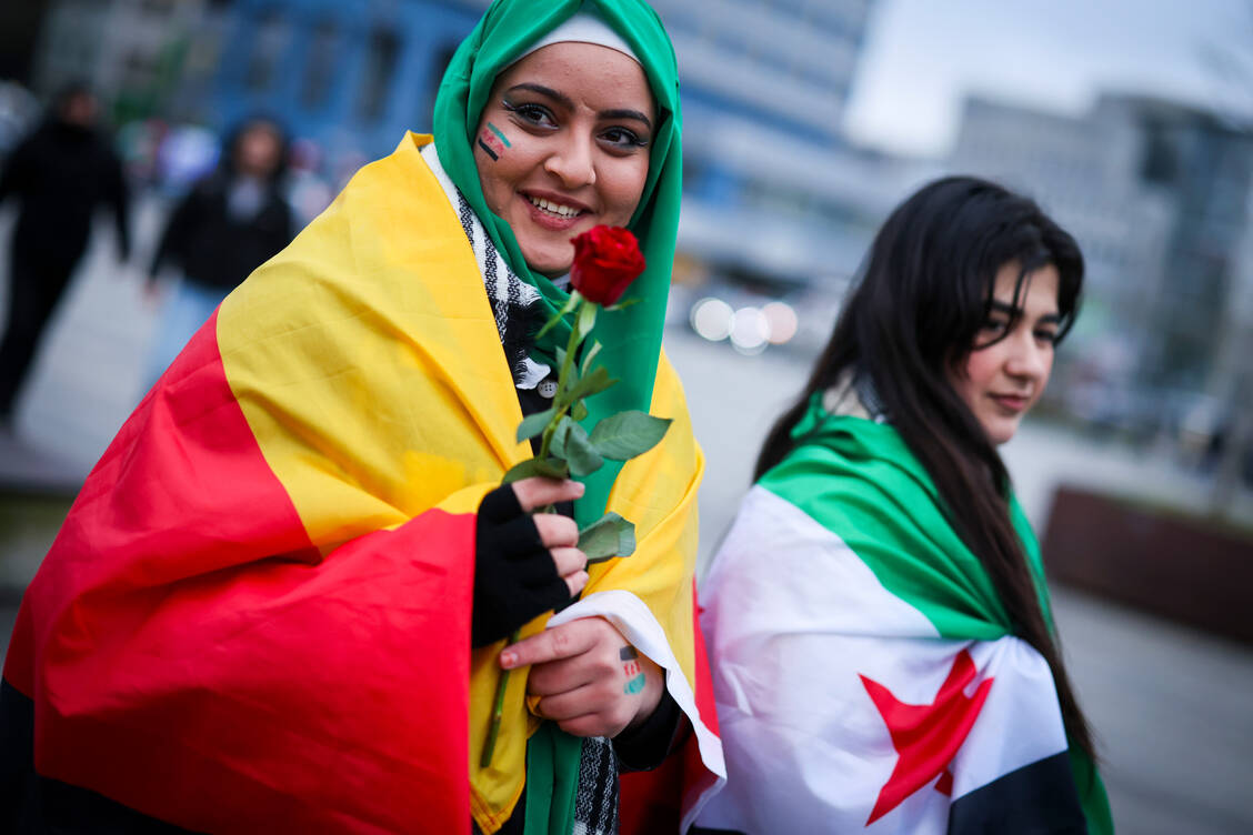 Freude nach dem Sturz von Syriens Machthaber Bashar al-Assad: Auch in Deutschland feierten die Menschen, hier in Duisburg. / © picture alliance/dpa