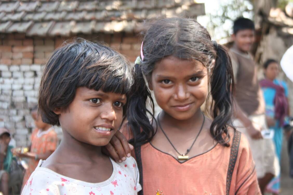 Diese Kinder indischer Wanderarbeiter leben zeitweise mit ihren Familien auf dem Gelände einer Ziegelfabrik in Kalkutta. Auch dank deutscher Hilfsorganisationen erhalten sie vor Ort eine Grundimmunisierung gegen Masern, Polio und andere gefährliche Erkrankungen. / Foto: PZ/Daniela Hüttemann