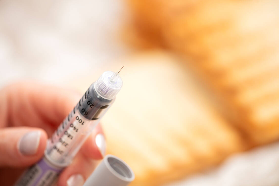Auch Patienten mit langjährigem Diabetes sind  immer wieder neu auf hochwertige pharmazeutische Beratung durch das Apothekenteam angewiesen. / © Getty Images/basar17