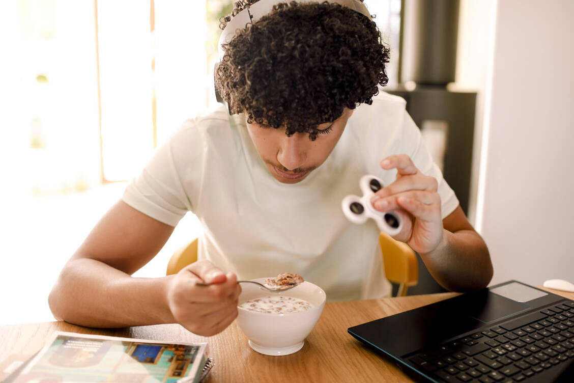 Auf Multitasking ist unser Gehirn grundsätzlich nicht ausgelegt – auch nicht bei ADHS. / © Getty Images/Maskot
