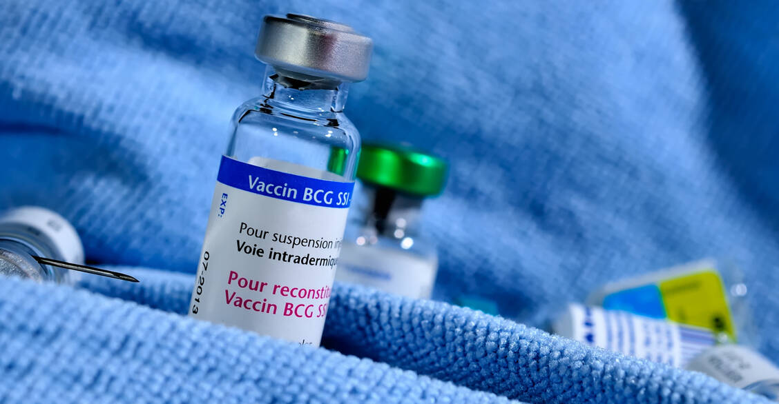 Die BCG-Impfung gegen Tuberkulose ist schon sehr alt. Untersucht wird, ob sie auch gegen Covid-19 einen gewissen Schutz bieten kann. Andere BCG-Präparate sind viel höher dosiert als ein Impfstoff. Zudem werden sie für eine andere Indikation benötigt, / Foto: Adobe Stock/ursule