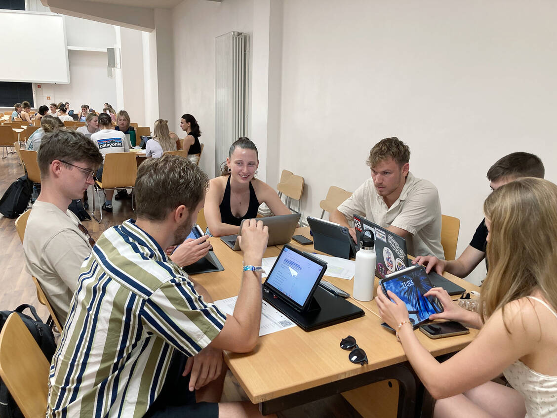 Gruppenweise bearbeiteten die Studierenden Patientenfälle. / © PZ/Laura Rudolph