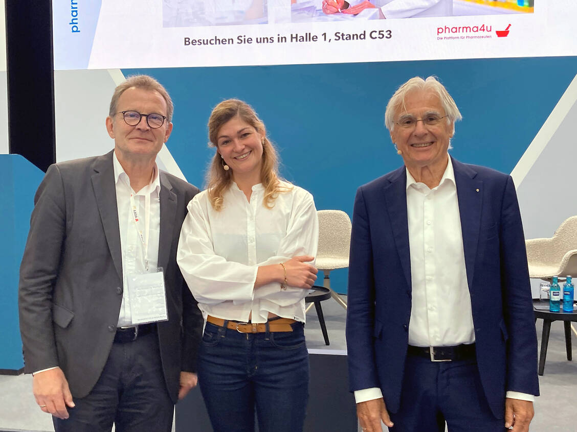 Pharmazie trifft Sport: Professor Dr. Manfred Schubert-Zsilavecz, Sportlerin und Apothekerin Anne Cremer-Langfermann und Professor Dr. Theo Dingermann (v.l.). / © PZ/Evans