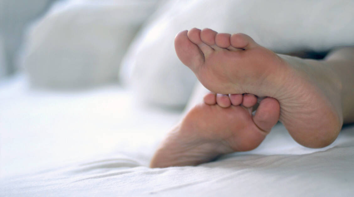 Nächtliche Unruhe, Schmerzen und ein unwiderstehlicher Bewegungsdrang in den Beinen kennzeichnen das Restless-Legs-Syndrom. / Foto: Fotolia/coppiright