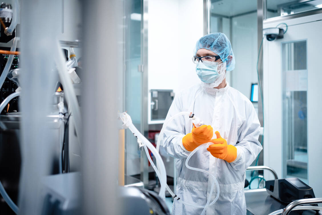 Die Produktion des Biontech-Impfstoffs läuft auf Hochtouren, allerdings kommen aufgrund der weltweit hohen Nachfrage in Deutschland nur wenige Impfdosen an. Die Bundesregierung prüft nun, wie die Produktion des knappen Guts gesteigert werden kann. / Foto: Biontech