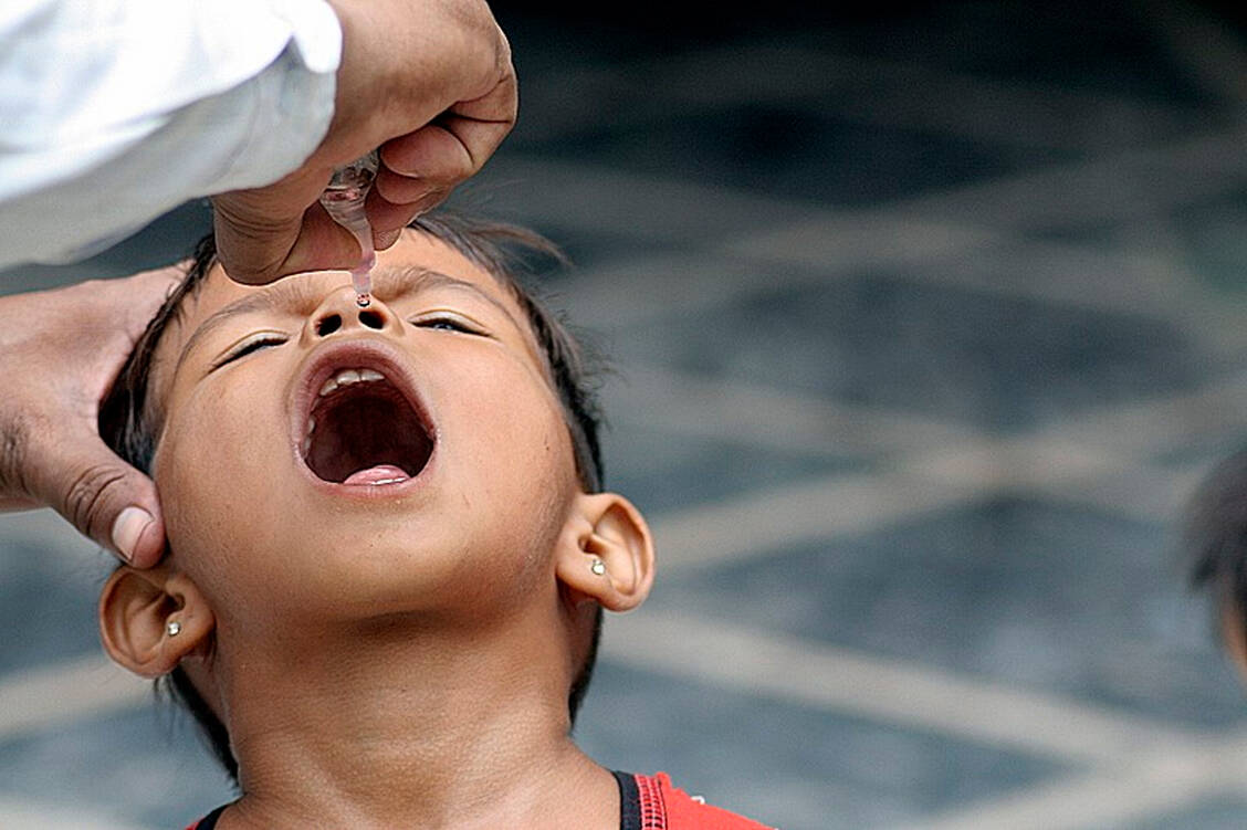 Schluckimpfung ist süß, Kinderlähmung ist bitter: Der Slogan der Polio-Impfkampagne in Deutschland während der 1960er-Jahre gilt immer noch für viele Entwicklungs- und Schwellenländer. / Foto: Getty Images/Ramesh Lalwani