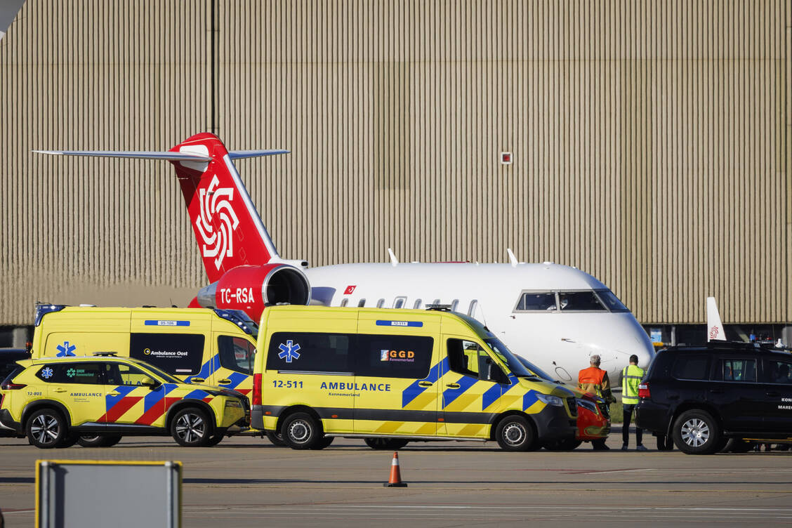 Ein zweites Rettungsflugzeug ist auf dem Amsterdamer Flugplatz Schiphol gelandet. An Bord befand sich ein erkrankter Brite, der sich zuvor auf dem Kreuzfahrtschiff »Hondius« aufgehalten hatte. Der 56-jährige Mann weist Symptome des Hantavirus auf. Bei der Stewardess mit Symptomen handelt es sich um eine Flugbegleiterin des KLM-Fliegers, mit dem eine 69-jährige Patientin vom Kreuzfahrtschiff im April nach Hause fliegen wollte. / © Imago/ANP