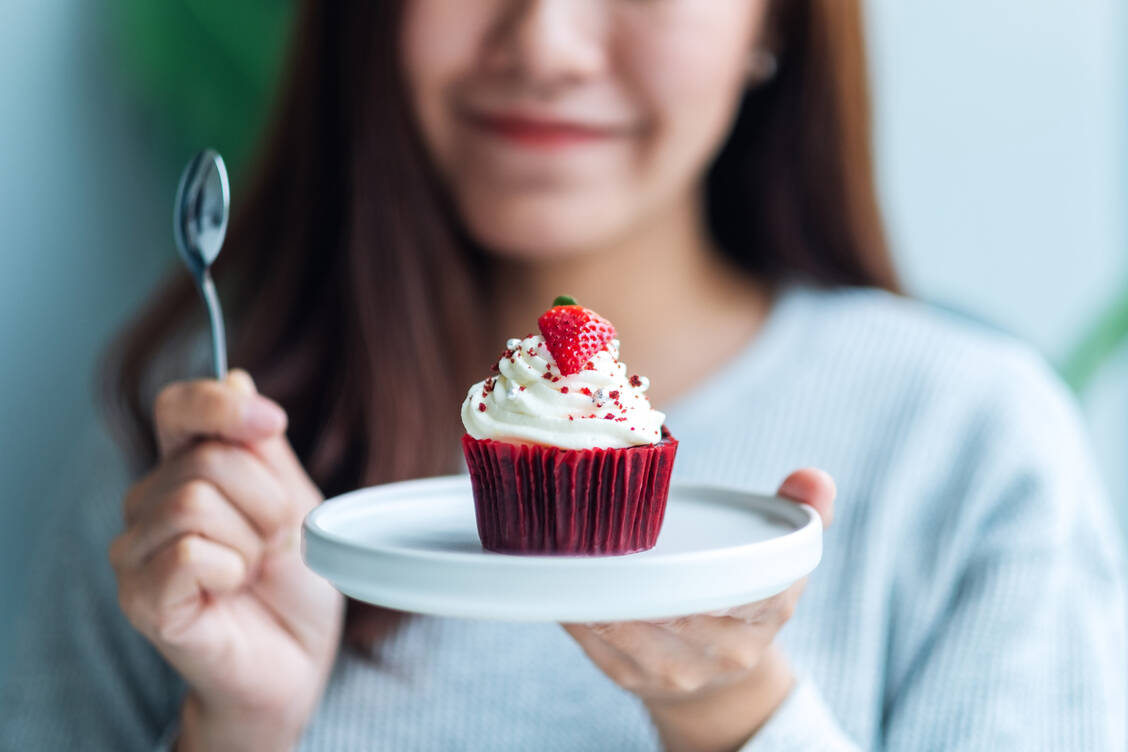 Essen kann glücklich machen. Steht beim Essen jedoch zu häufig der emotionale Aspekt im Vordergrund, droht Übergewicht. / © Getty Images/Farknot_Architect