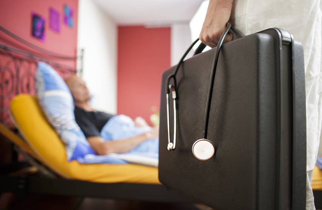 Alles dabei: Kassenärzte in Baden-Württemberg möchten Patienten im Notdienst direkt mit Arzneimitteln versorgen können und nicht den Weg über die Apotheke gehen.  / Foto: Imago Images/photothek