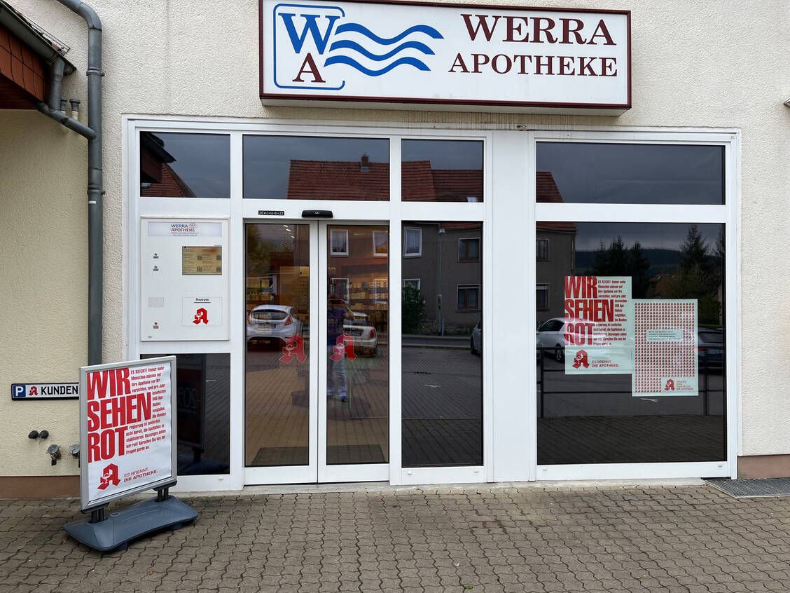 Auch die »Werra Apotheke« in Mihla nahm an der Protestwoche teil.   / Foto: Lukas Messerschmidt