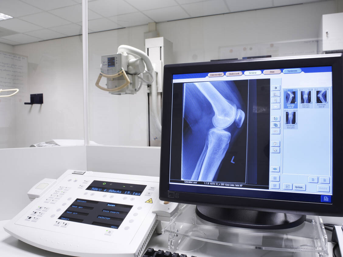Praxen für Radiologie, Strahlentherapie und Dialyse verbrauchen aufgrund ihrer Ausstattung besonders viel Strom. Kosten, die nicht von staatlichen Hilfen abgedeckt sind, werden ihnen künftig erstattet. / Foto: Adobe Stock/grieze