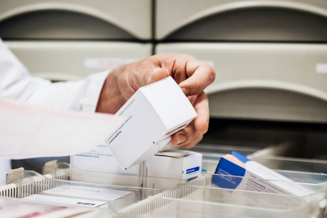 Regelung dauerhaft verstetigt: Ab 1. August dürfen die Apotheken bei Nichtverfügbarkeit eines Rabattarzneimittels flexibel austauschen. / Foto: Getty Images/Tom Werner