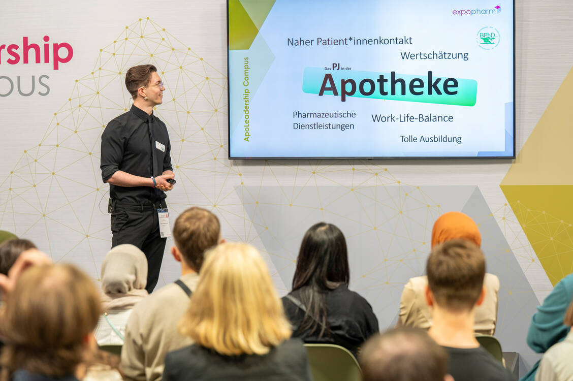 Was sich Pharmaziestudierende von ihrem Praktischen Jahr in der öffentlichen Apotheke erhoffen, fasste Teram K. Fritzenschaft vom BPhD zusammen. / Foto: Avoxa/Expopharm/Zweilux