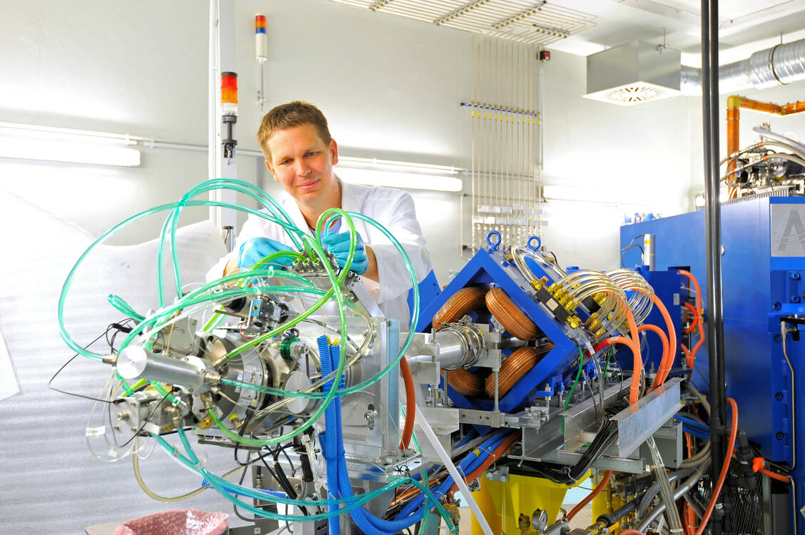 Kreisbeschleuniger (Zyklotron) am Zentrum für Radiopharmazeutische Tumorforschung des Helmholtz-Zentrums Dresden-Rossendorf (HZDR). Das im September 2018 eingeweihte Radiopharmazeutische Zentrum widmet sich der Entwicklung und Produktion von radioaktiven und radioimmunologischen Arzneimitteln. / Foto: HZDR/Frank Bierstedt