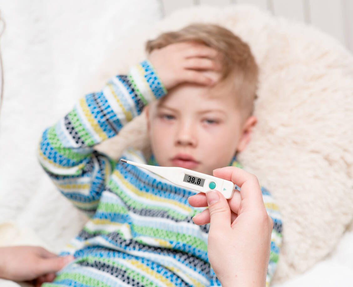 Auch bei Fieber ist die Körpertemperatur tageszeitlichen Schwankungen unterworfen. Sie ist abends höher als am Morgen. / Foto: Shutterstock/Ermolaev Alexander