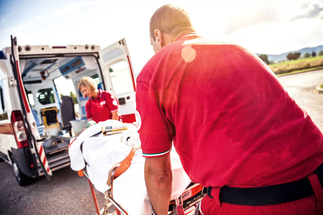 Im Rettungswagen bekommen Patienten mit Herzinfarkt oder schweren Traumen mitunter Lorazepam zur raschen Beruhigung. / Foto: iStock/Leonardo  Patrizi