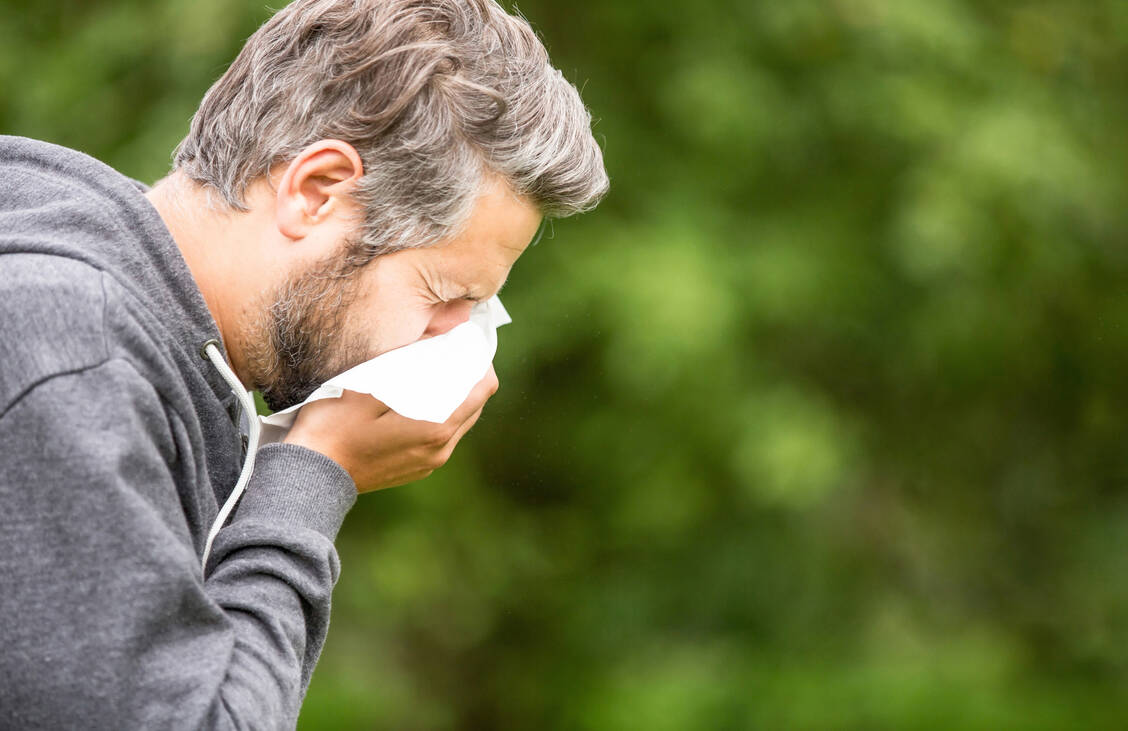 Es geht wieder los, die Pollen fliegen wieder – und der Apotheker muss schnelle Hilfe bieten, wenn die Augen tränen, der Rachen juckt, die Nase läuft oder der Kopf dick ist. Längerfristig empfiehlt sich ein Arztbesuch. / Foto: Adobe Stock/Robert Kneschke
