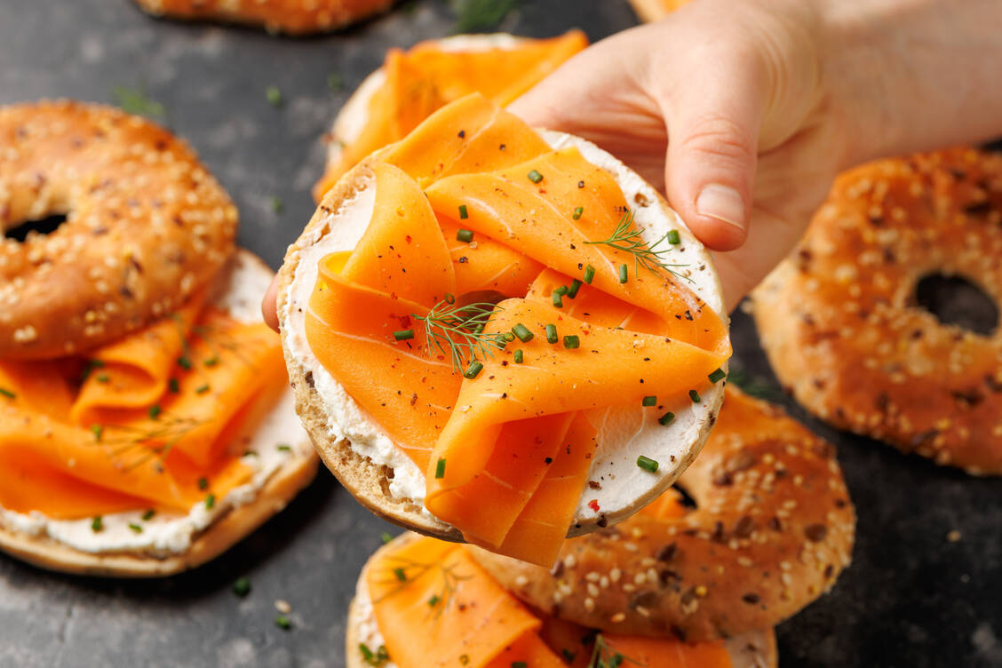 Für Lachs, Kabeljau oder Thunfisch gibt es inzwischen vegane Alternativen. Manche sind auf Algenbasis und können daher relevante Jodmengen enthalten. / © Adobe Stock/grinchh