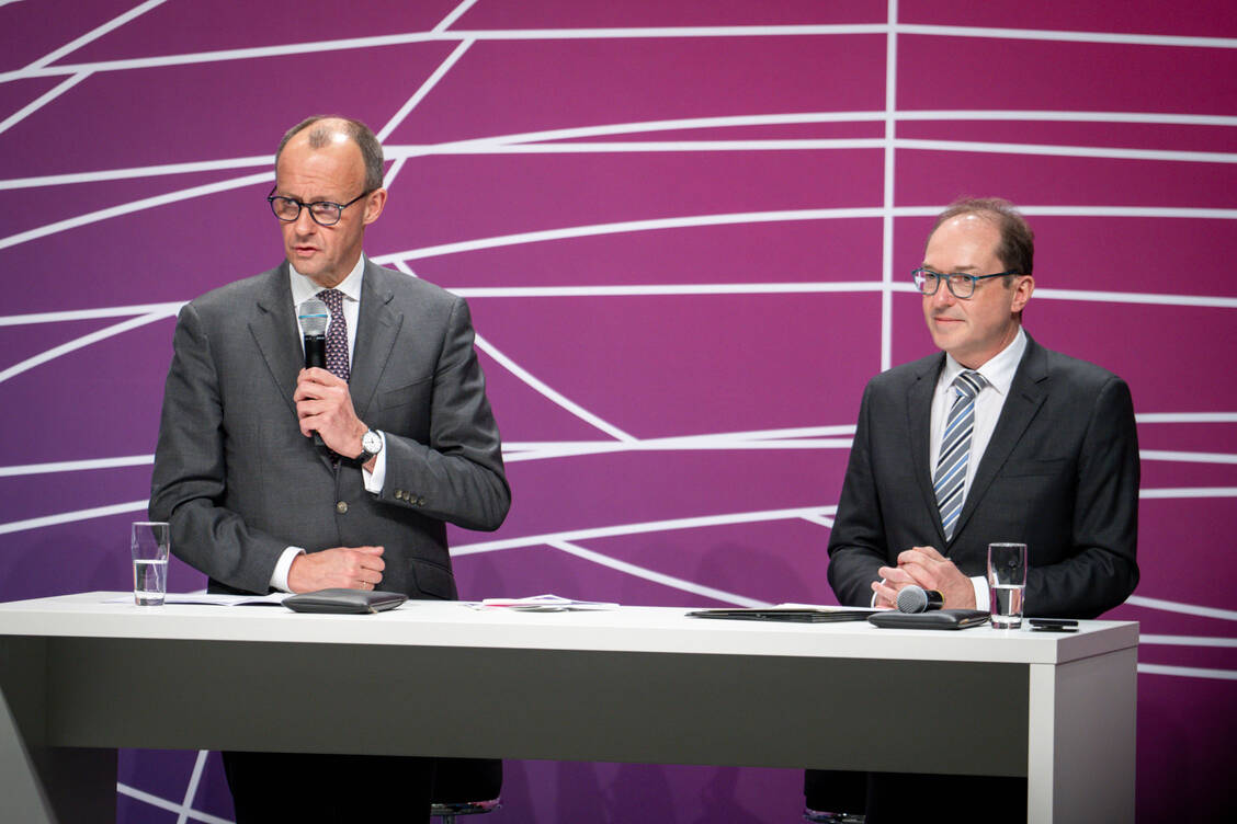Der Antrag wurde von Friedrich Merz und Alexander Dobrindt unterzeichnet.  / Foto: IMAGO/Political-Moments