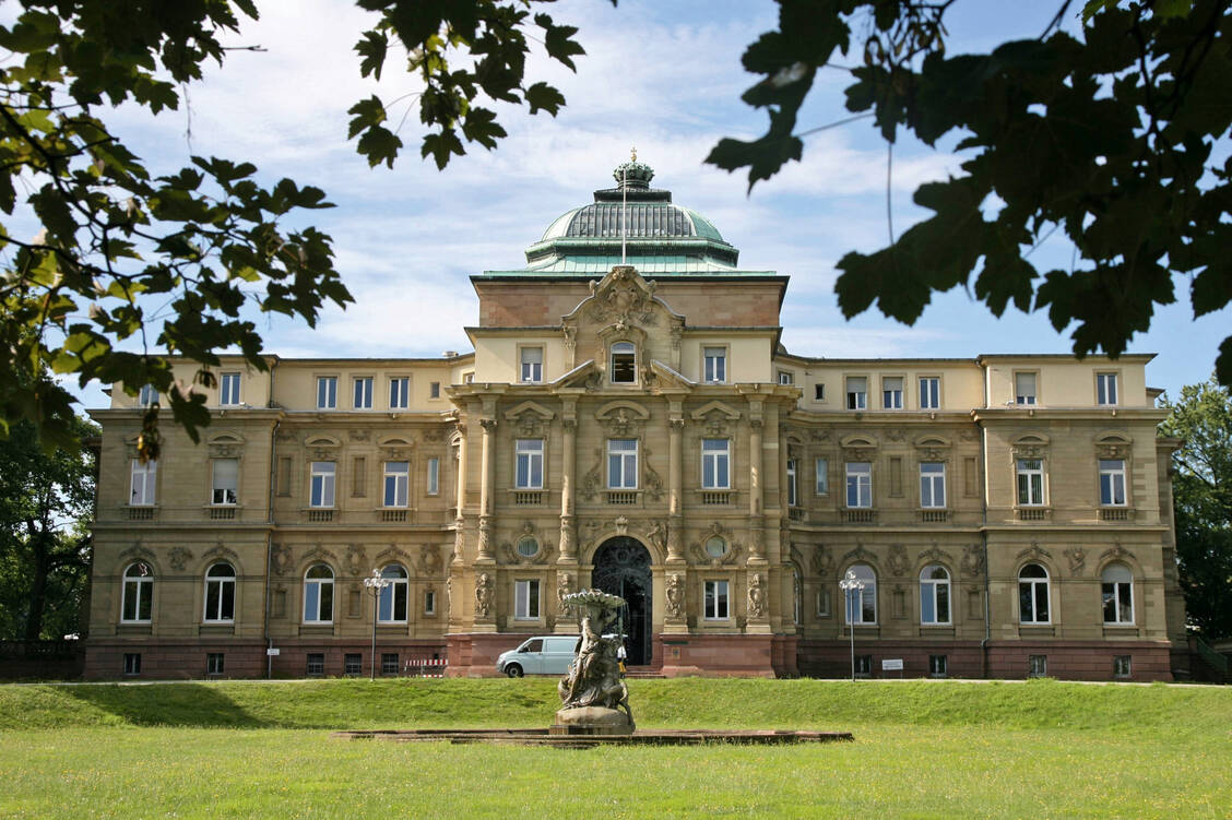 Der Bundesgerichtshof in Karlsruhe ist das oberste Gericht in Deutschland. Das Berufsrecht gehört zu den Spezialgebieten der Richter. / Foto: imago/Zentrixx