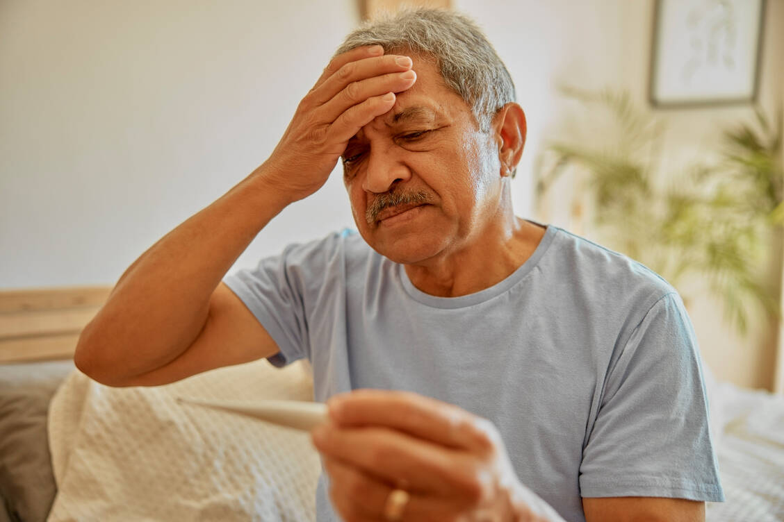 Meist verläuft eine West-Nil-Virusinfektion mild oder unbemerkt. Vor allem Ältere und Immungeschwächte können jedoch Fieber, Hautausschlag oder neurologische Symptome entwickeln. Bei Letzteren sollte man unbedingt zum Arzt gehen. / © Getty Images/SeizaVisuals